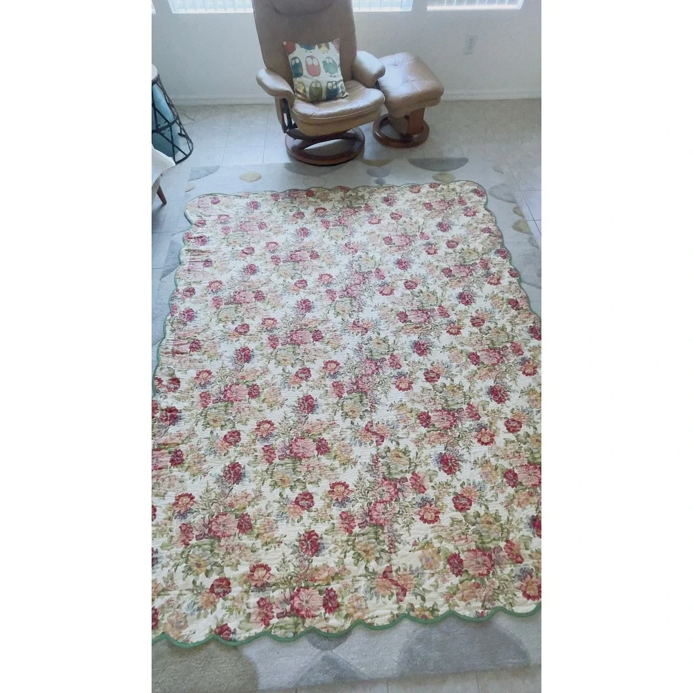 VTG Floral & Reversible Wedding Ring Scalloped Bedspread Quilt 102x83 Multicolor